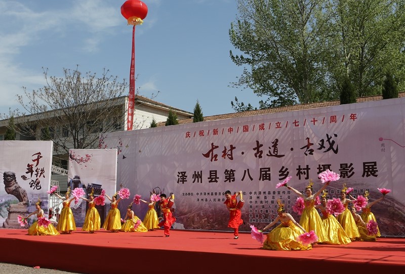 2第八屆澤州鄉(xiāng)村攝影展開幕式上，澤州當(dāng)?shù)厮囆g(shù)家表演了精彩的節(jié)目.JPG