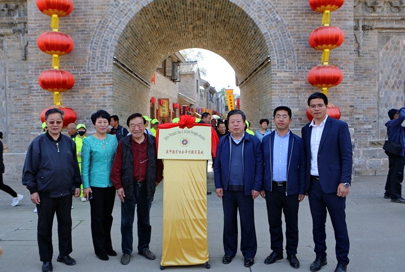 4參加英中攝影協(xié)會(huì)澤州大陽古鎮(zhèn)攝影基地掛牌儀式的部分嘉賓合影.JPG