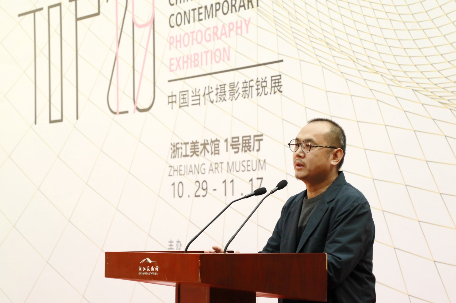 中國美術(shù)學(xué)院跨媒體學(xué)院實(shí)驗(yàn)藝術(shù)系主任、空間影像研究所所長(zhǎng)高世強(qiáng)在開幕式發(fā)言  劉世斌攝.jpg
