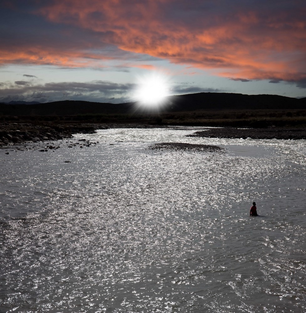 9一個(gè)人穿越大江大河，并走向那道白光（A man crossed the river and headed for the white light.） .jpg
