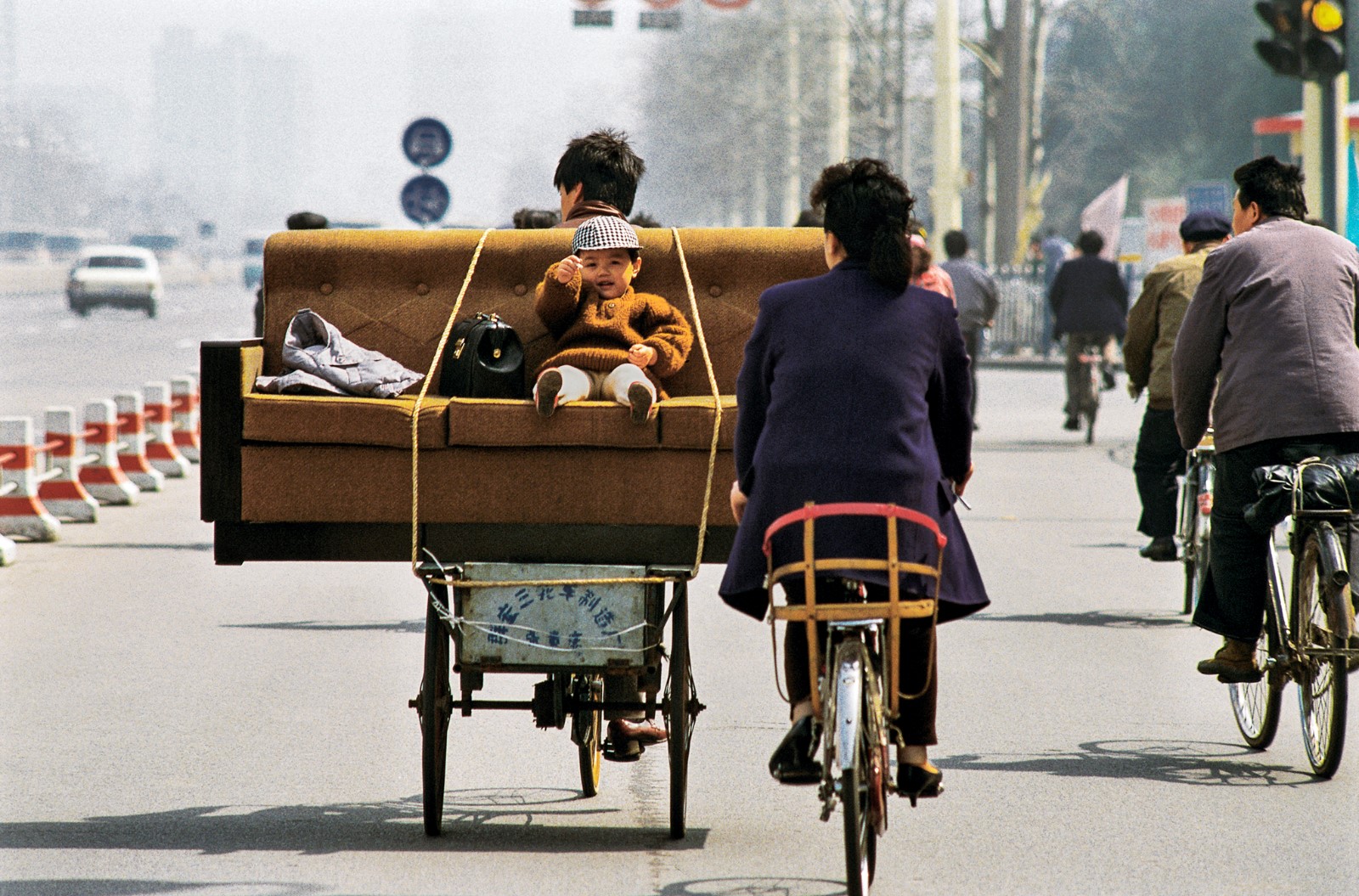 1984長(zhǎng)安大街購(gòu)買(mǎi)沙發(fā)的三口一家人（北京）.jpg