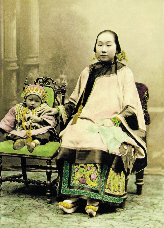 1帶孩子的少婦。1880年攝于香港。金伯宏供圖。（原載《老照片》第17輯）.jpg