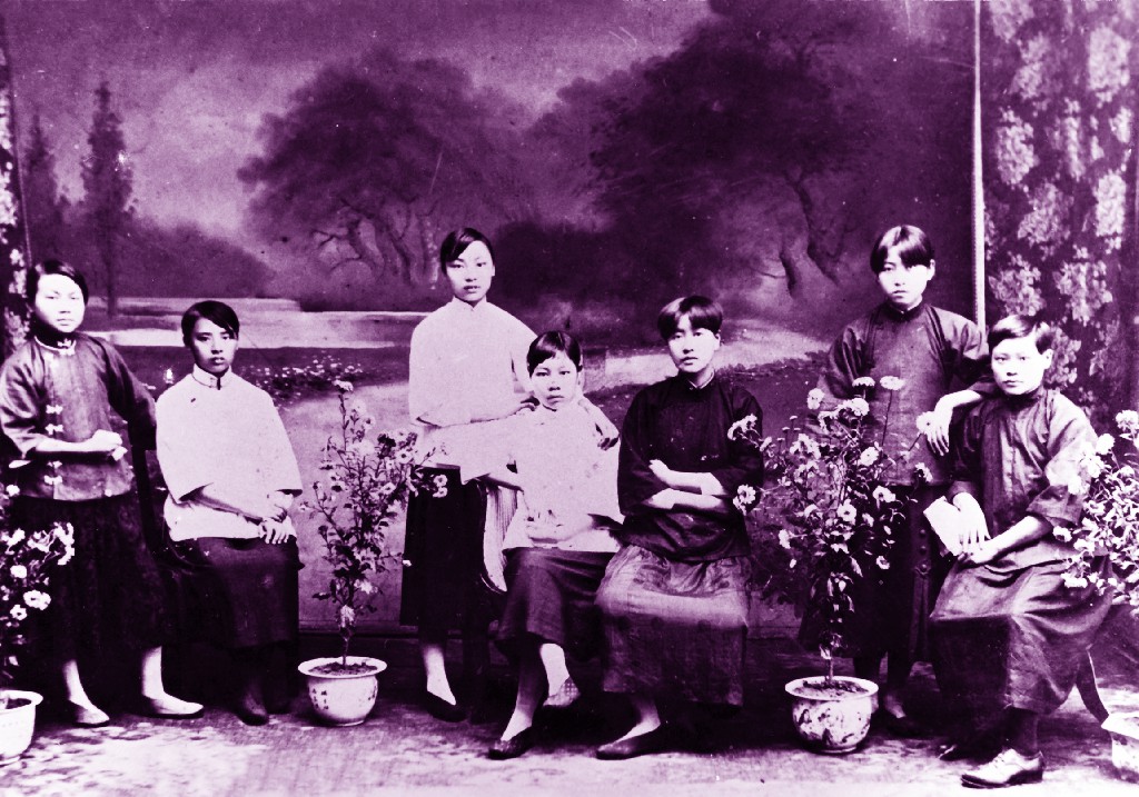 4.1921年8月，重慶女二師部分女學生剪發(fā)后合影留念。自左至右：張鴻書、喻孝權、喻德權、晚熟昆、鐘復光、劉遵義、肖瑩。（原載《老照片》第5輯）.jpg