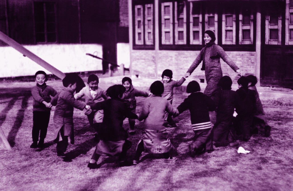 5.1935年12月30日，南京金陵女子文理學院的一位年輕的幼教老師帶著孩子們在草坪上做游戲。秦風供圖。（原載《老照片》第6輯）.jpg