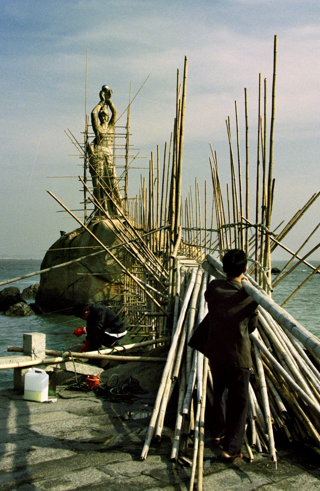 20  維護(hù)珠海漁女雕像。1990 .jpg