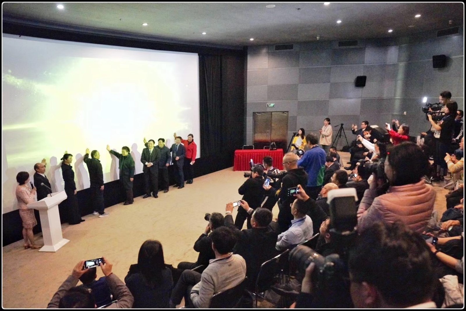 主辦方及嘉賓共同啟動“中國?張家界”首屆世界遺產(chǎn)攝影大展。.jpg