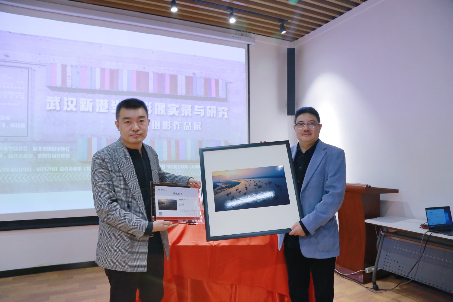 益合美術(shù)館接受作品捐贈(zèng)，并向作者頒發(fā)收藏證書.jpg