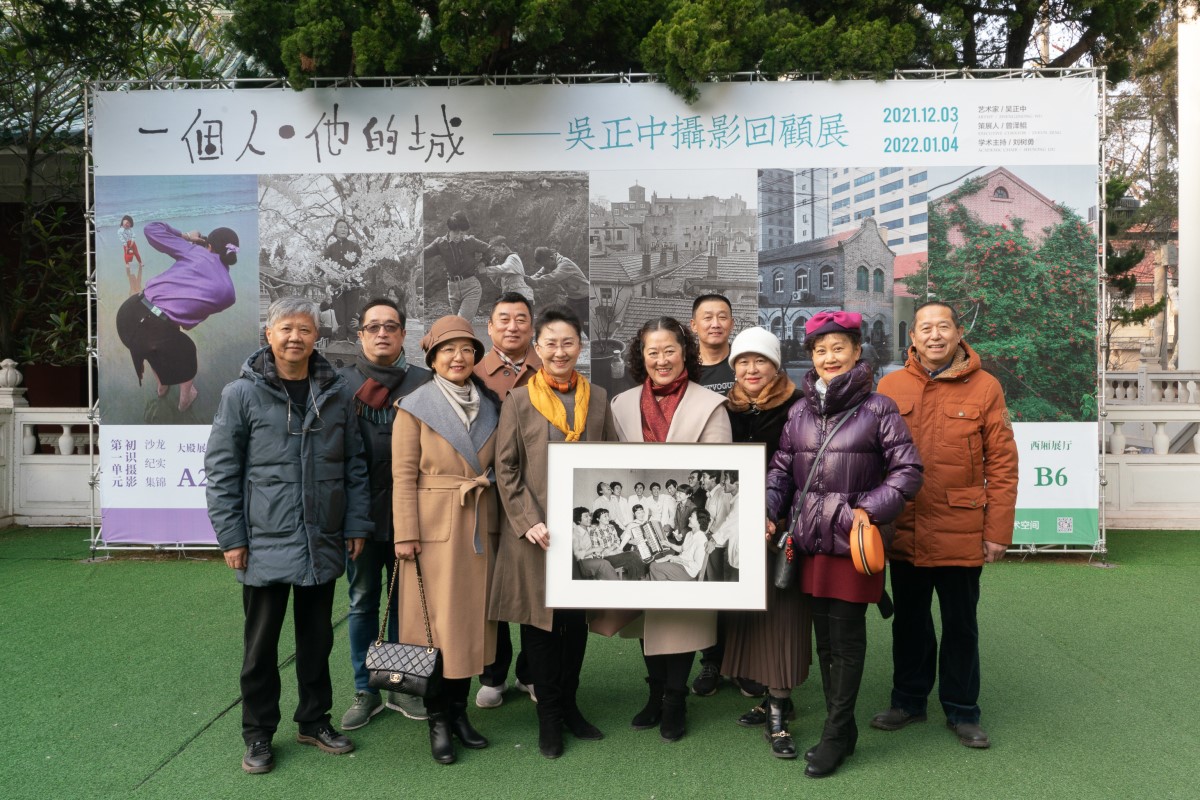 一張1984年的照片，讓近40多年未曾見面的老同志相聚在青島美術(shù)館。.jpg