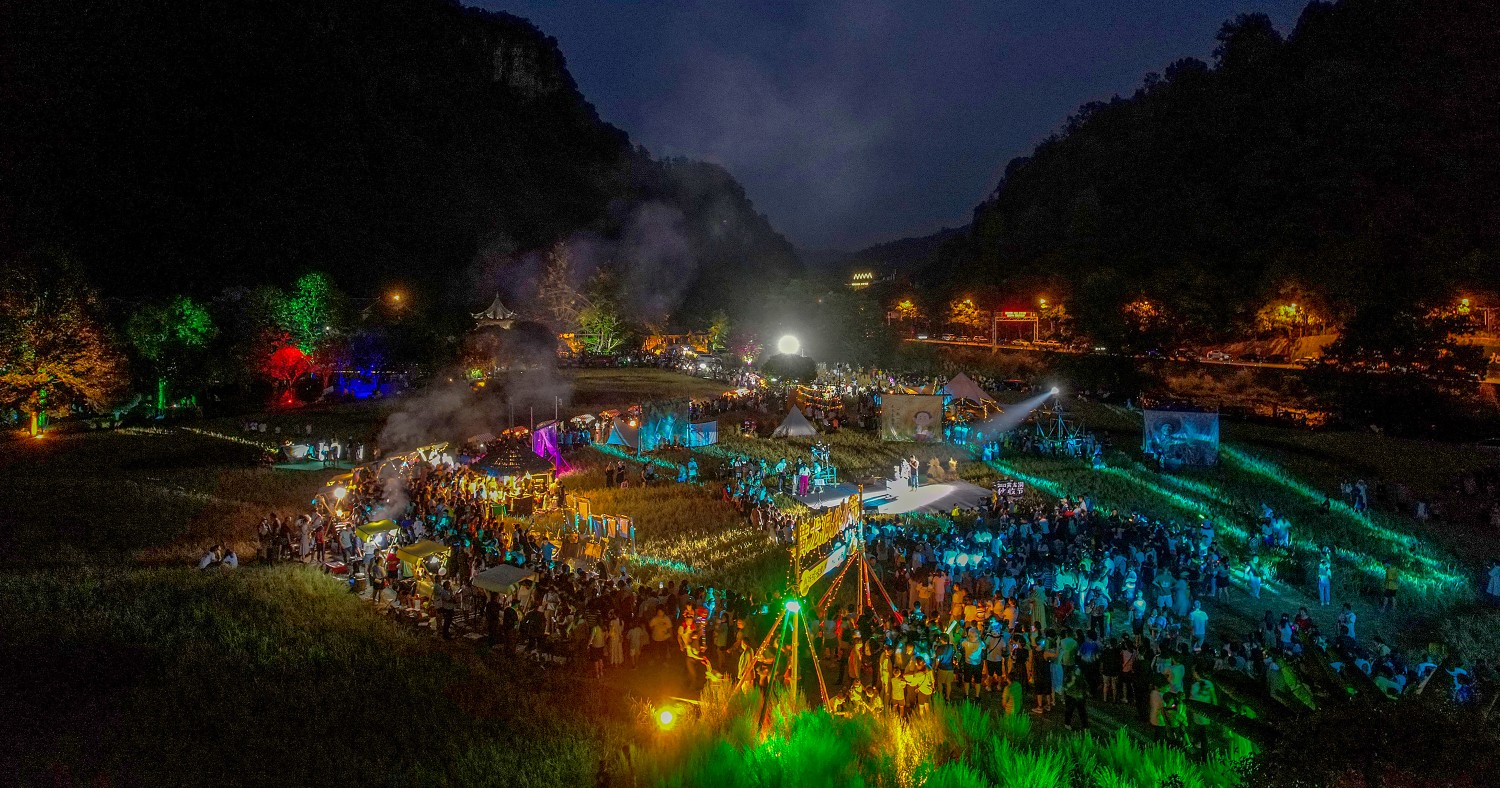 銅獎(jiǎng) 集市鬧夜 羅德林 攝.jpg