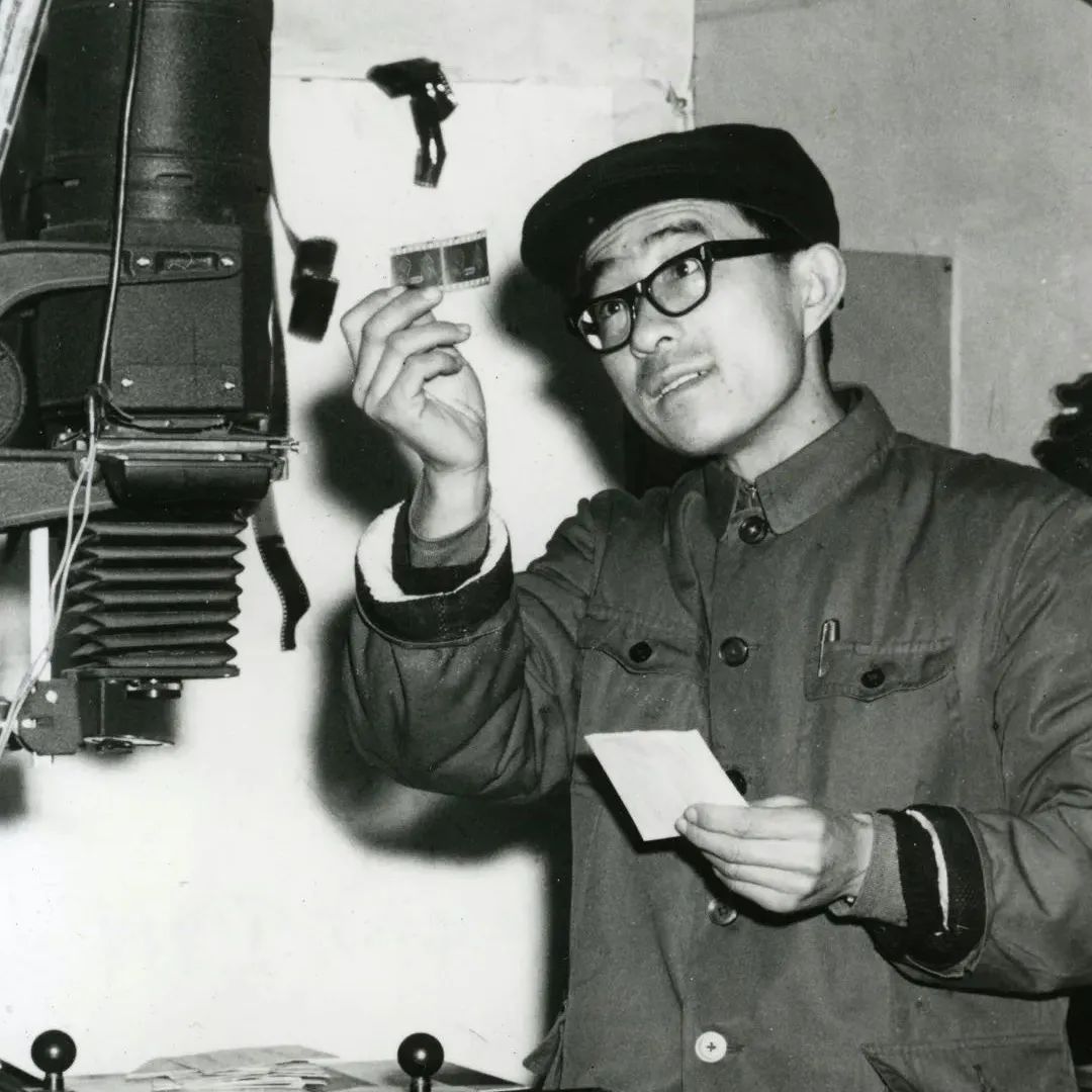 1971年，侯賀良在濟(jì)南第八機(jī)床廠宣傳科暗房工作照（自拍）.jpg