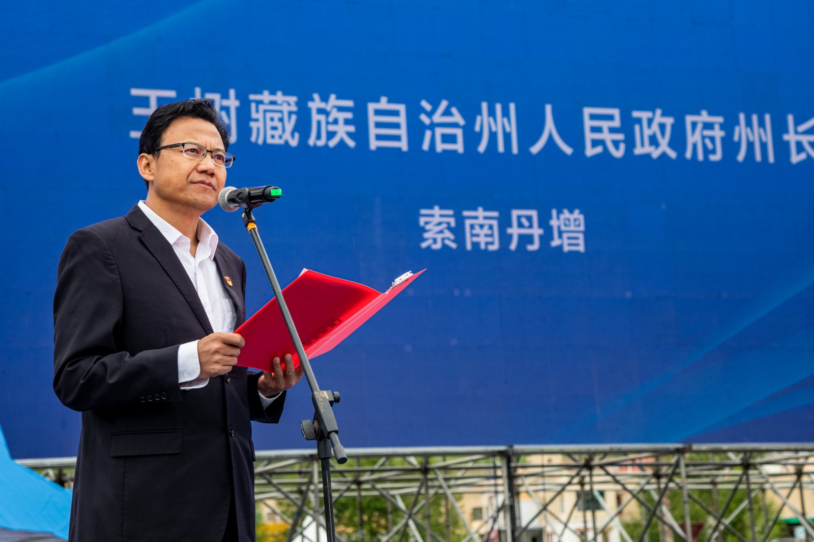 玉樹藏族自治州人民政府州長索南丹增主持開幕式。.jpg