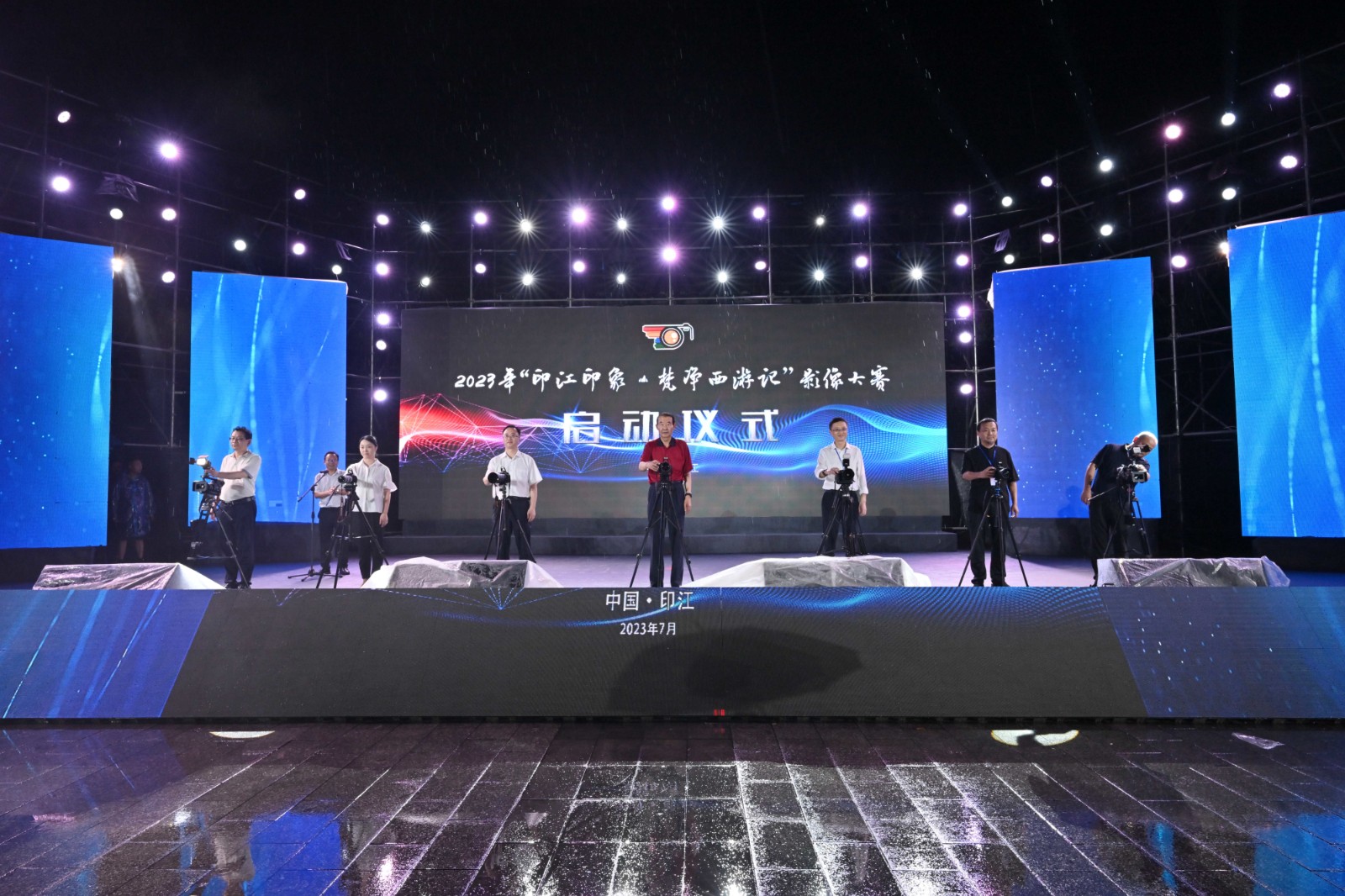 出席活動(dòng)的領(lǐng)導(dǎo)嘉賓為本次影像大賽啟幕。2.jpg