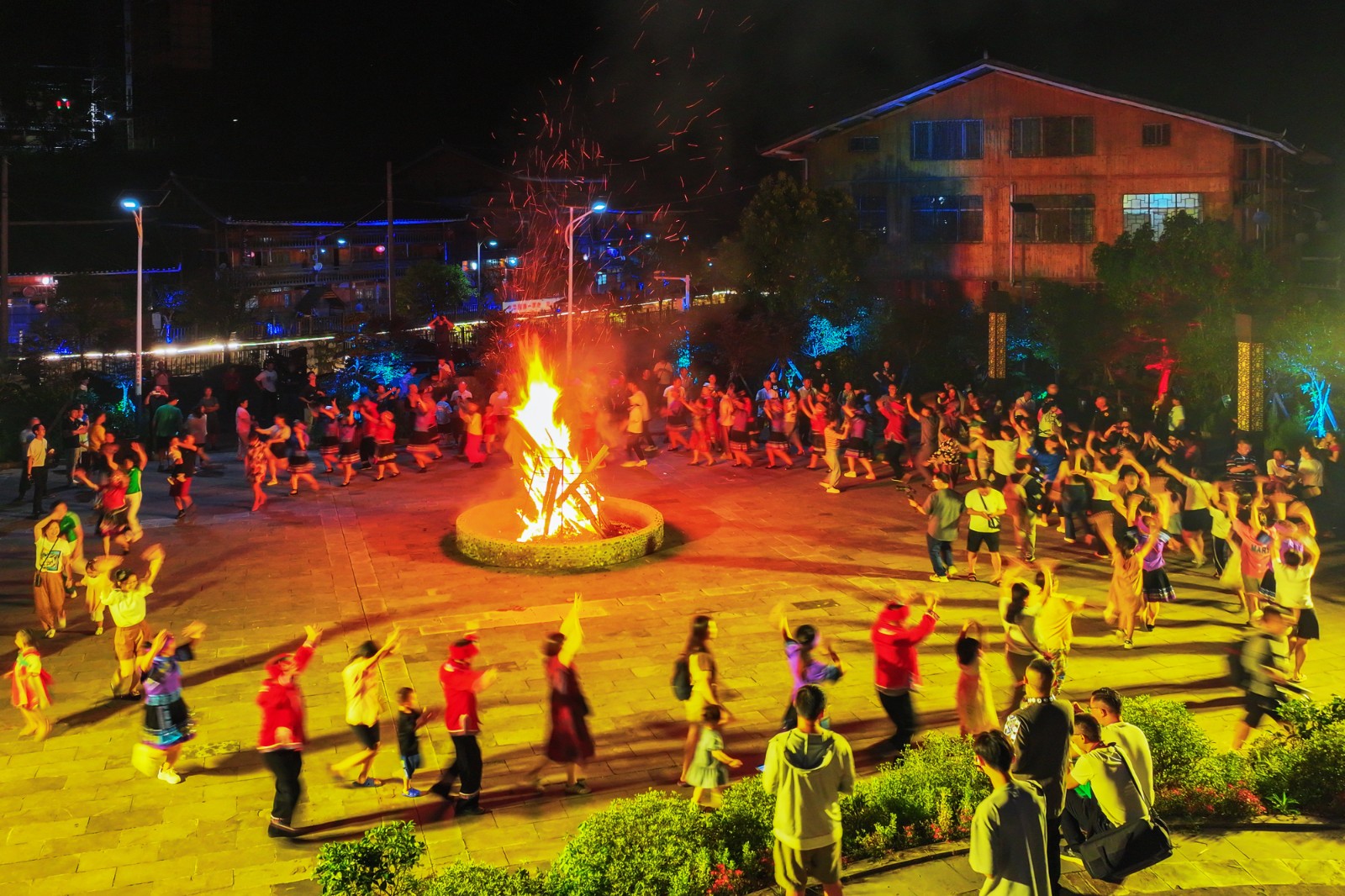 篝火晚會(huì)。謝啟長(zhǎng) 攝.jpg