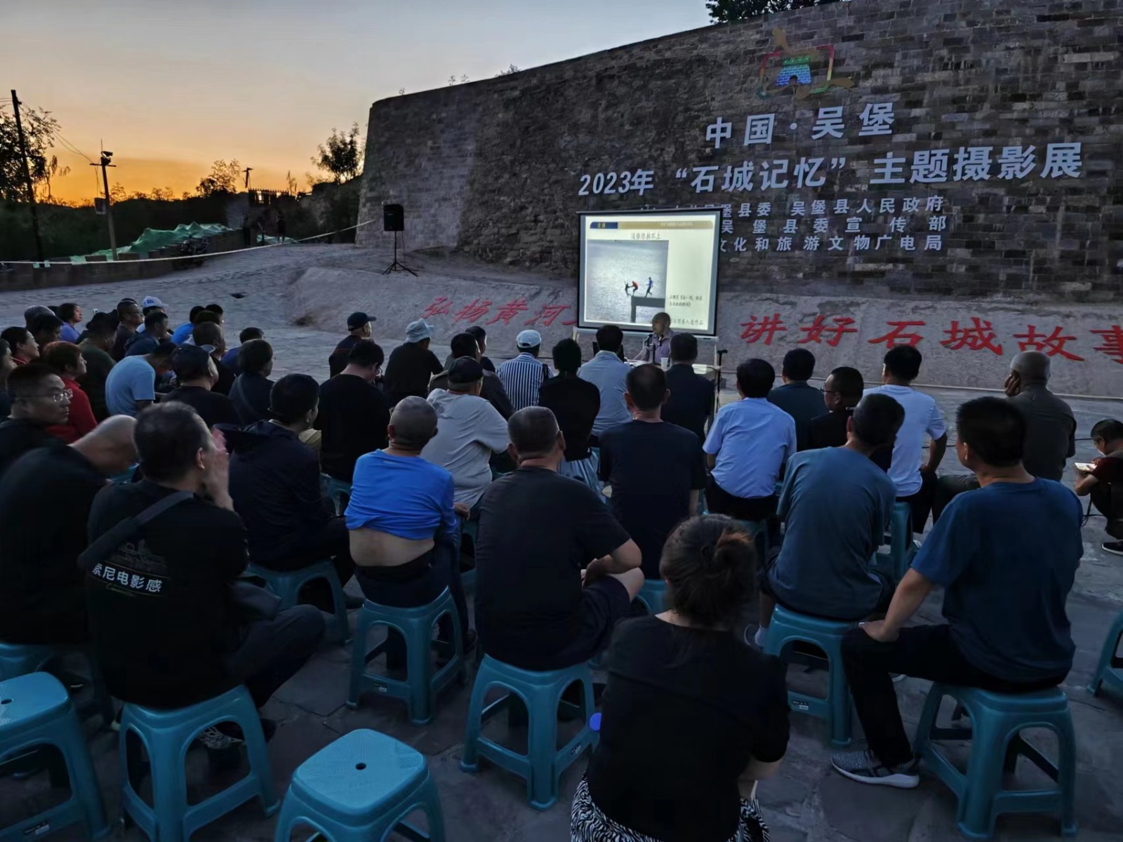 傍晚，老師在展覽現(xiàn)場為基層影友授課.jpg