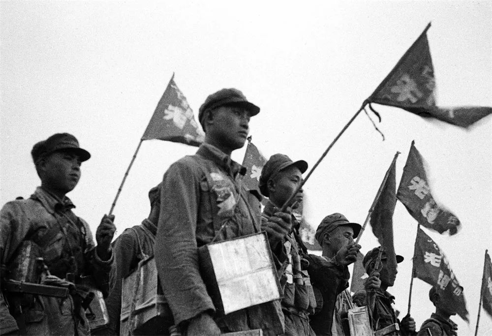 渡江戰(zhàn)役  鄒健東  攝1949年4月，中國人民解放軍第三野戰(zhàn)軍59師突擊隊(duì)準(zhǔn)備將渡江先鋒的紅旗插到長江南岸去。.jpg