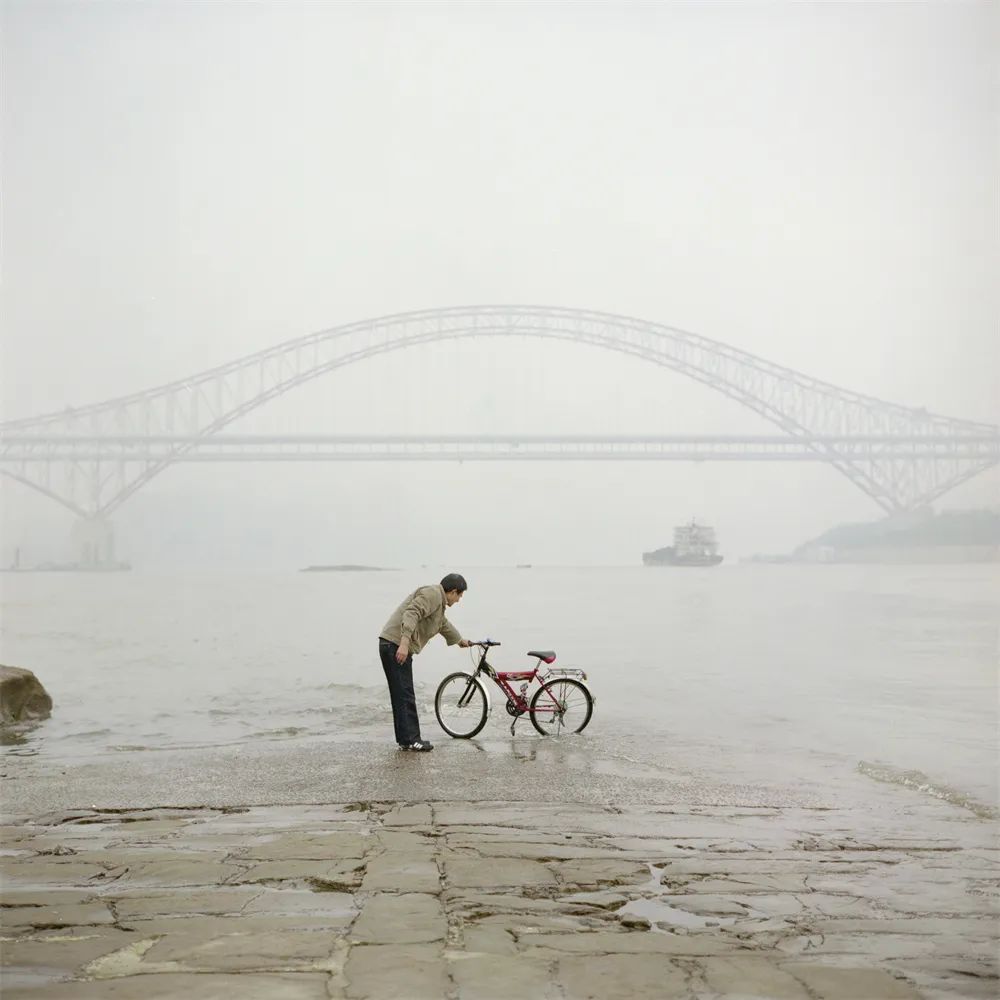 江邊洗車，重慶，2010年 王遠(yuǎn)凌 攝.jpg