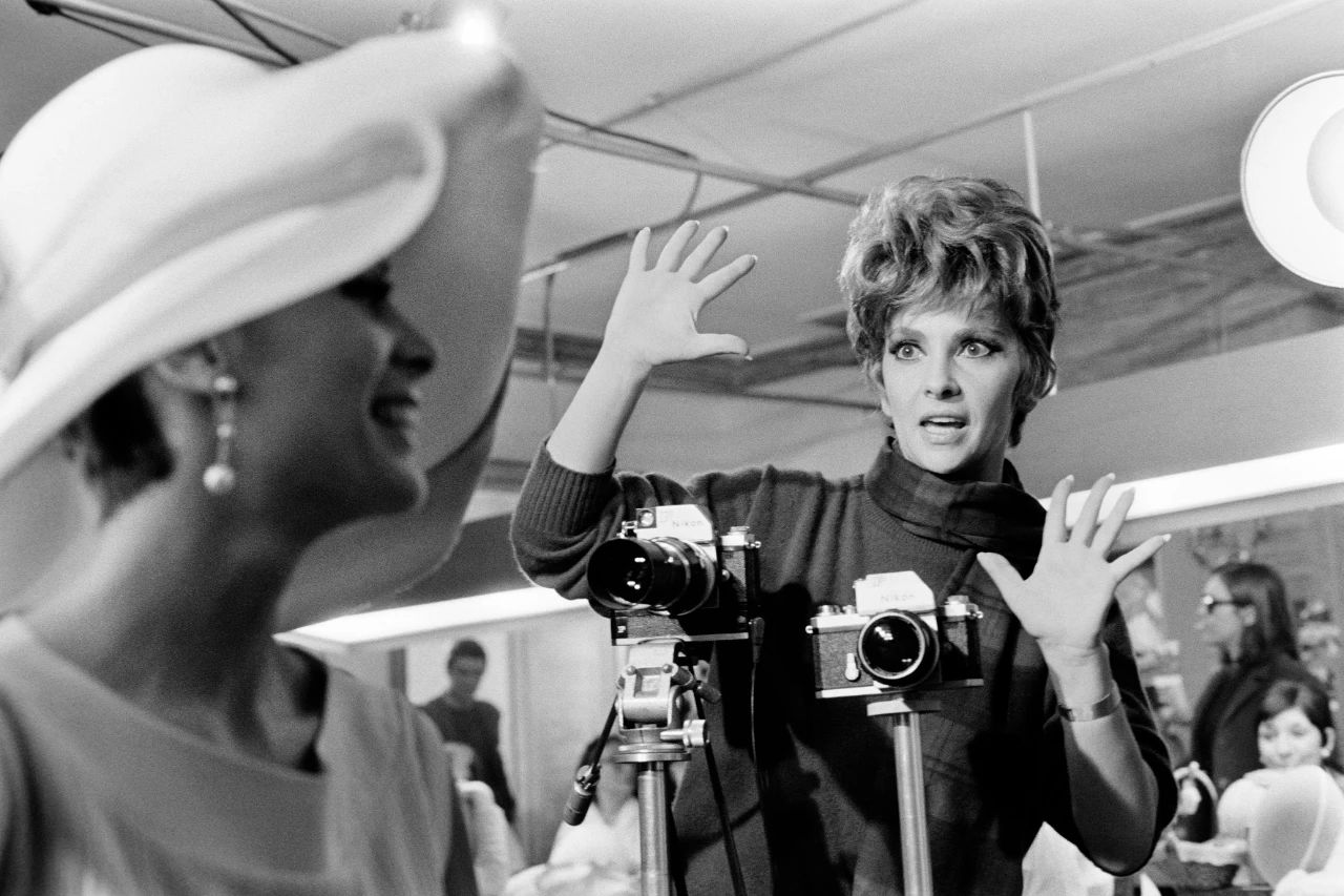 意大利傳奇電影女星暨攝影師吉娜·勞洛勃麗吉達(dá)（Gina Lollobrigida，右）和卡羅爾·圣約翰（Carole St. John）在《蘇丹人》（Les Sultans）片場，1966年　吉勒·卡隆?Fondation Gilles Caron.jpg